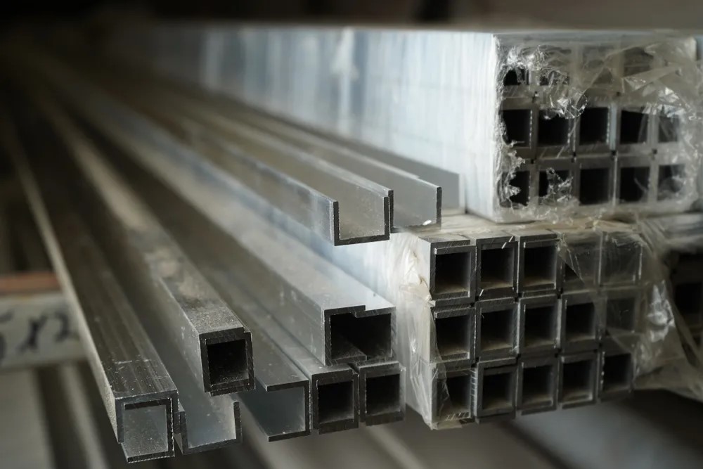 Швеллер алюминиевый 10*15*10*1 мм 2,0м без покрытия