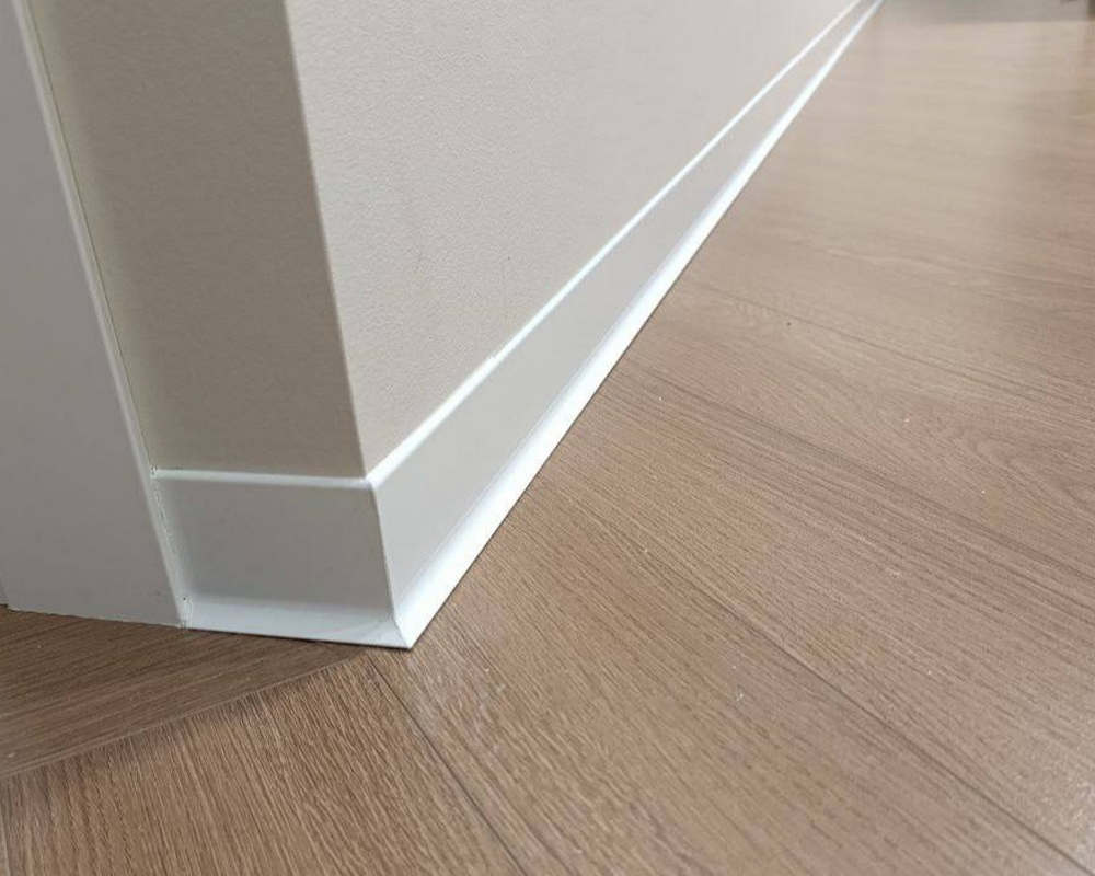 Плинтус алюминиевый 80 мм ПЛ-80 белый муар 3м.